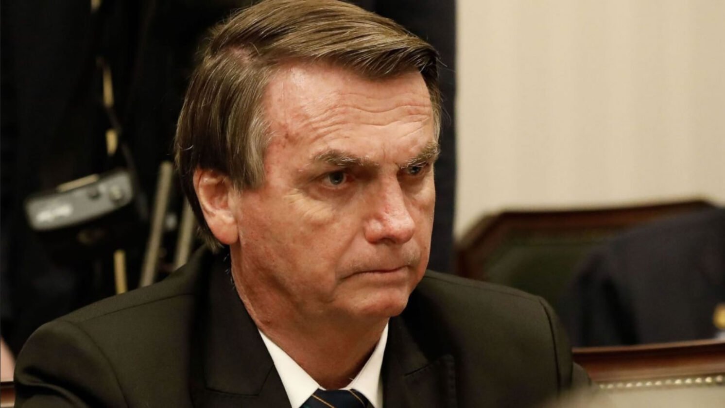 Bolsonaro recebe alta após pneumonia e inicia prisão domiciliar Bolsonaro recebe alta após pneumonia e inicia prisão domiciliar