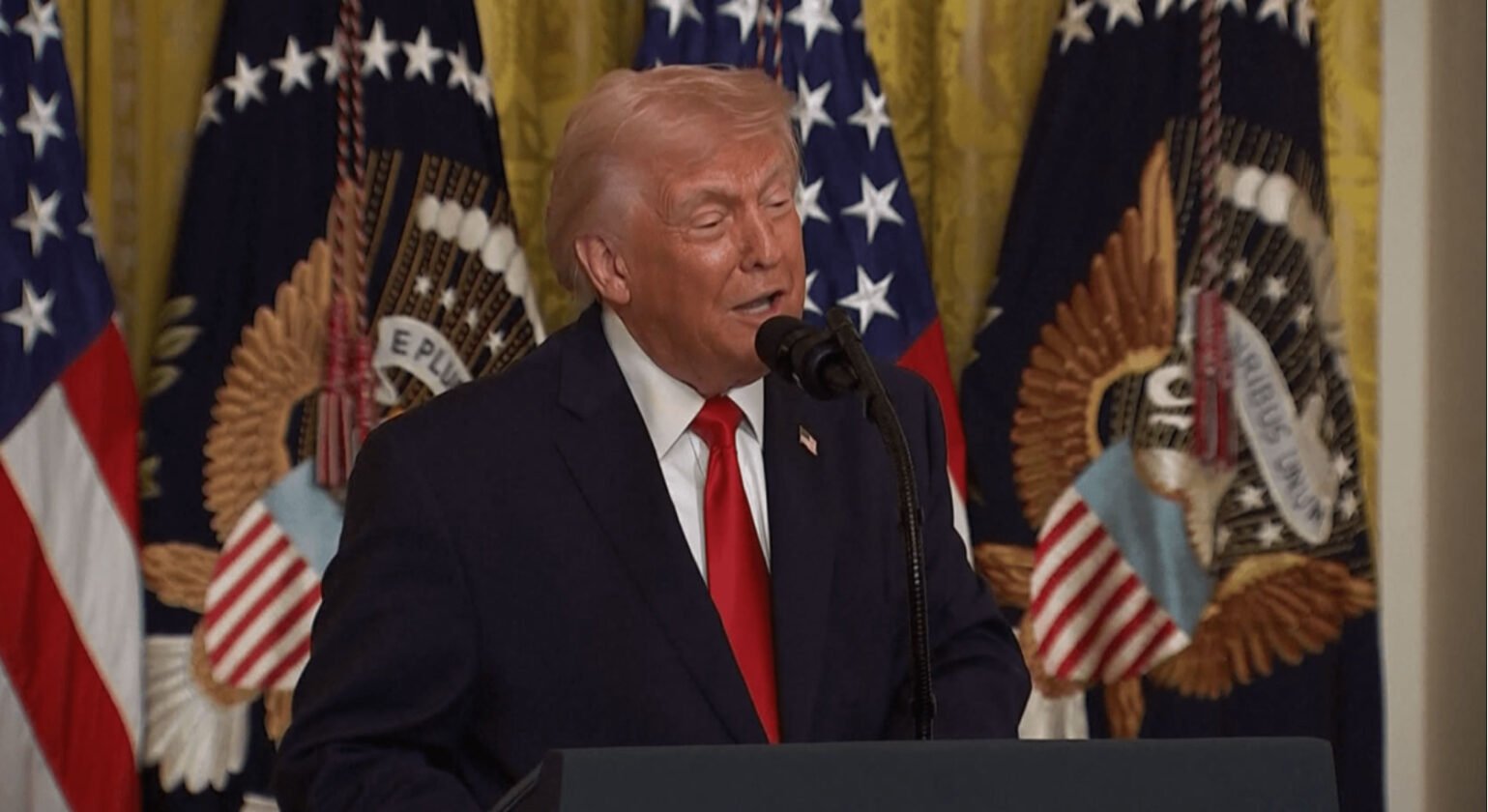 Trump envia agentes do ICE para aeroportos em meio a crise no DHS Trump envia agentes do ICE para aeroportos em meio a crise no DHS