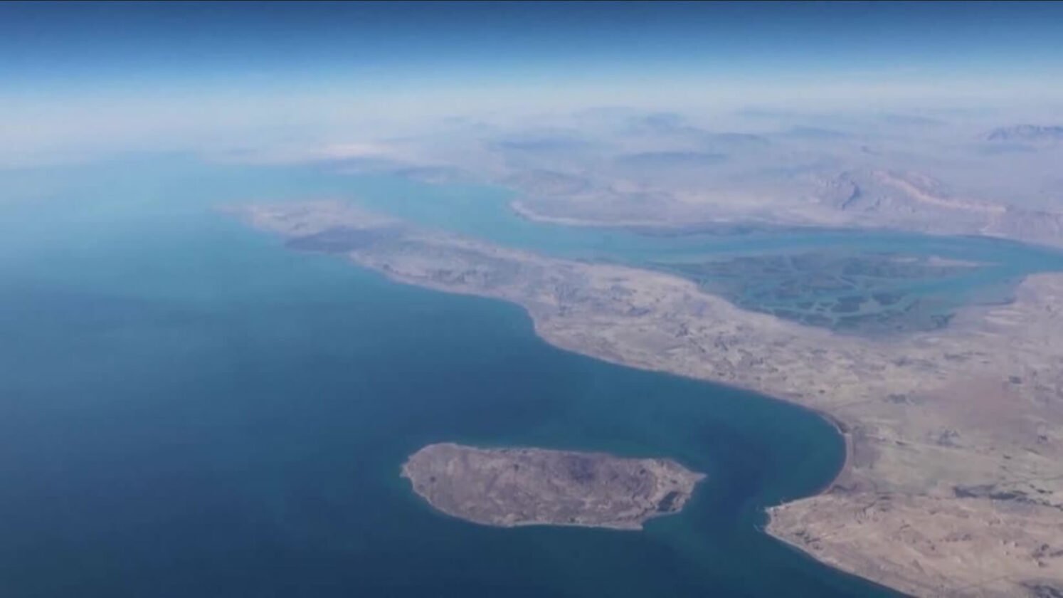 Irã abre Estreito de Ormuz para navios do Paquistão em meio à guerra