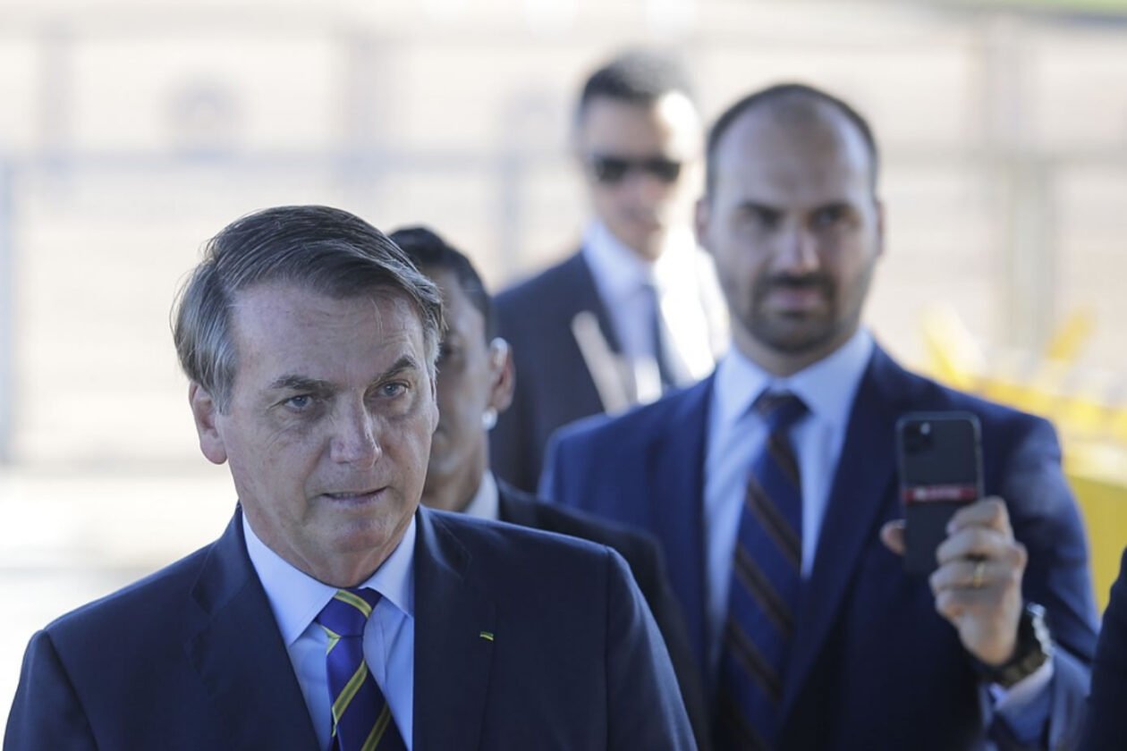 Moraes exige que defesa de Bolsonaro explique vídeo de Eduardo sobre o pai Moraes exige que defesa de Bolsonaro explique vídeo de Eduardo sobre o pai