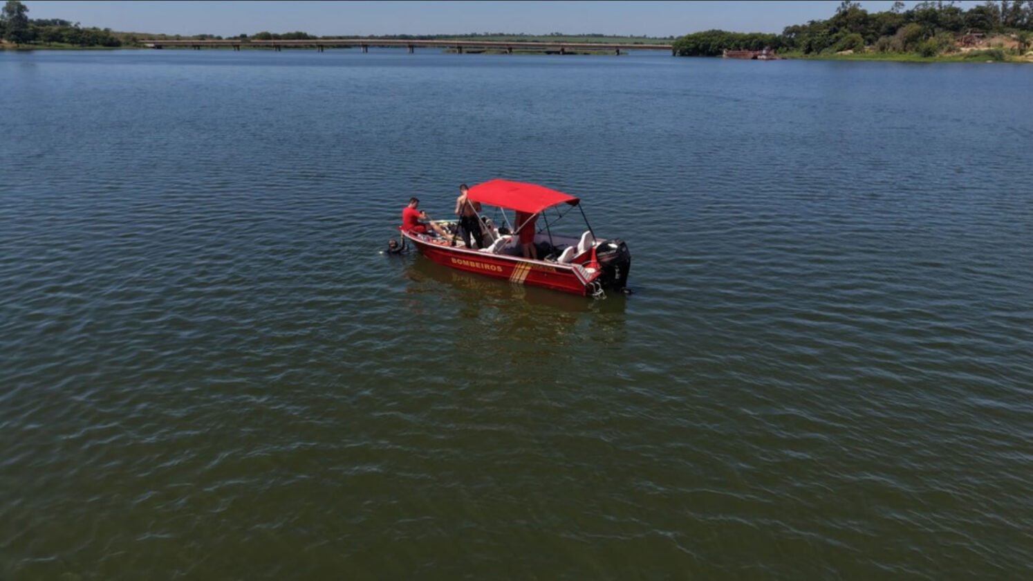 Sabino: Bombeiros buscam idoso desaparecido após colisão de barcos