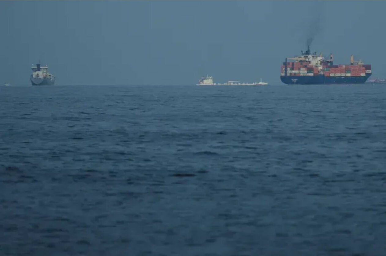 Caos no Estreito de Ormuz: Navios fogem após ultimato do Irã Caos no Estreito de Ormuz: Navios fogem após ultimato do Irã