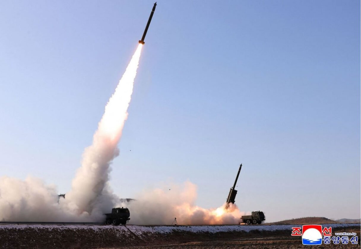 Coreia do Norte testa arma eletromagnética e ogiva de fragmentação