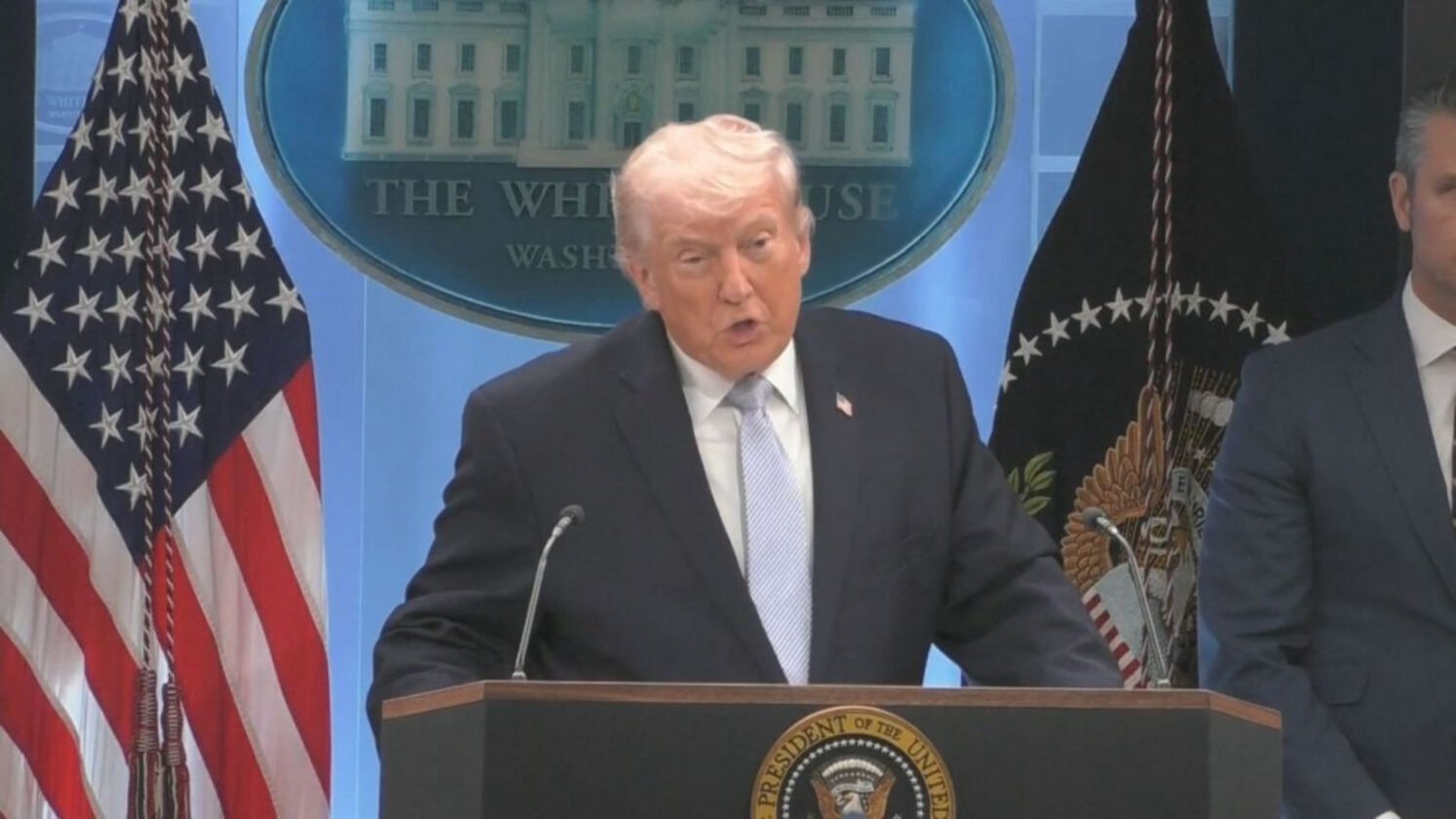 Trump ordena bloqueio do Estreito de Ormuz e gera crise global Trump ordena bloqueio do Estreito de Ormuz e gera crise global