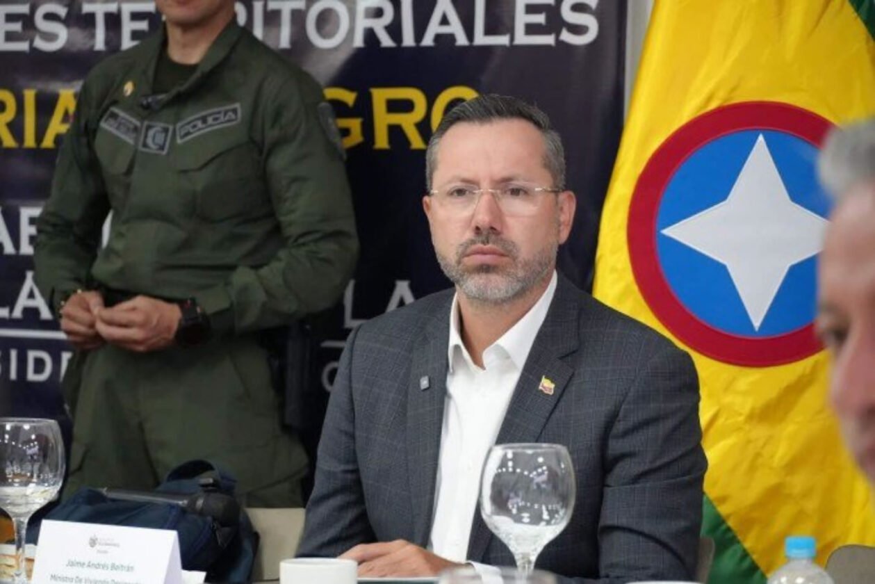 Na praia enquanto o país chora: a viagem do ministro colombiano que revoltava a população Na praia enquanto o país chora: a viagem do ministro colombiano que revoltava a população