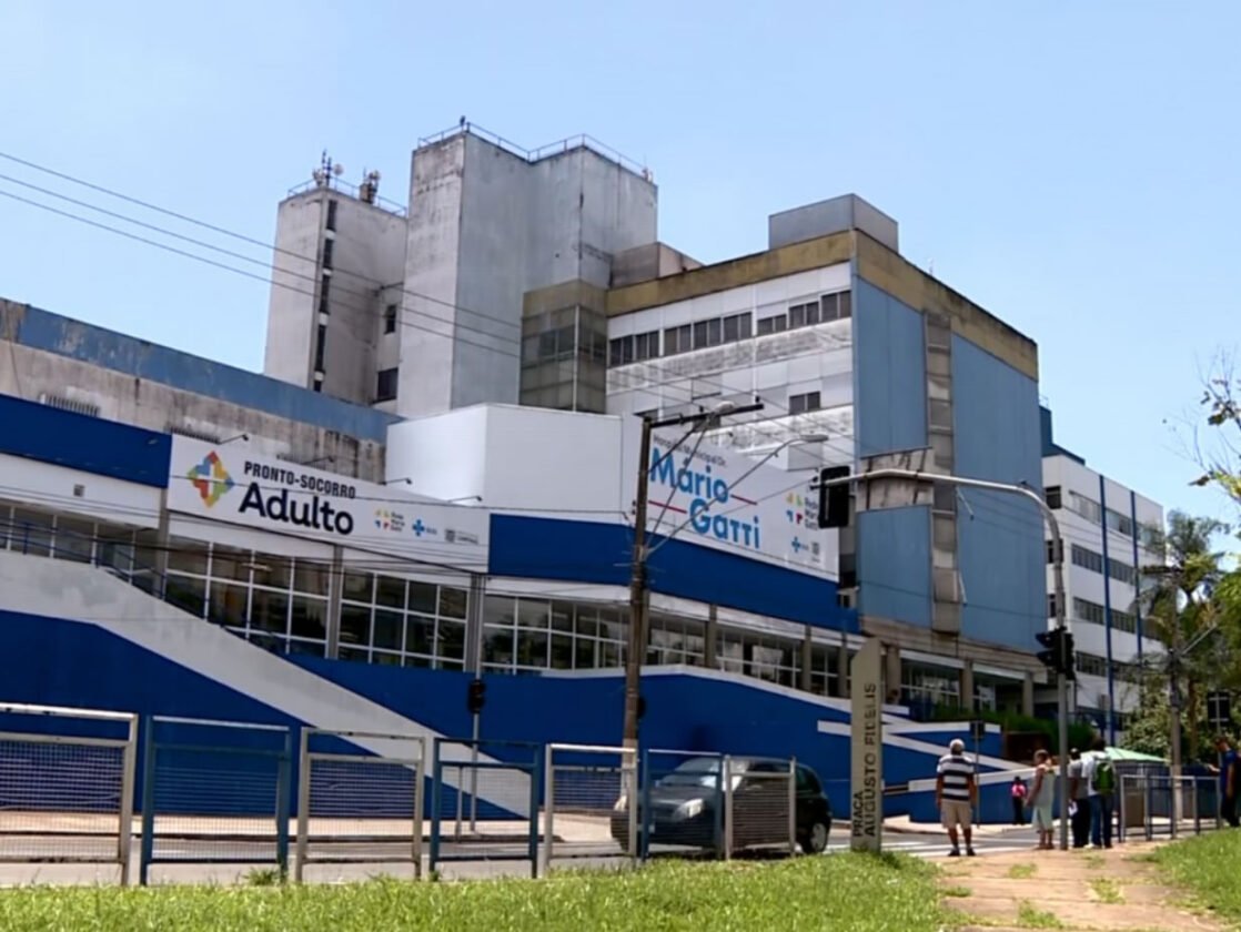 Carro atinge árvore em colisão violenta e deixa cinco pessoas feridas em Campinas Carro atinge árvore em colisão violenta e deixa cinco pessoas feridas em Campinas