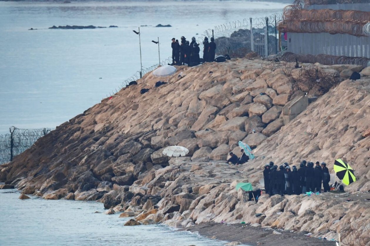 Marrocos intercepta 111 imigrantes rumo à Europa em operação de cerco na fronteira de Ceuta Marrocos intercepta 111 imigrantes rumo à Europa em operação de cerco na fronteira de Ceuta
