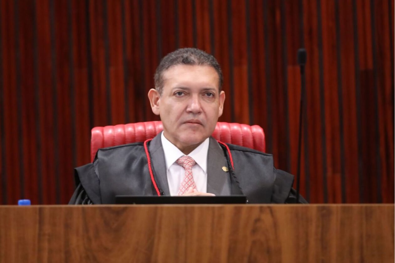 Presidente do TSE reúne 92 embaixadas e faz defesa enfática da urna eletrônica