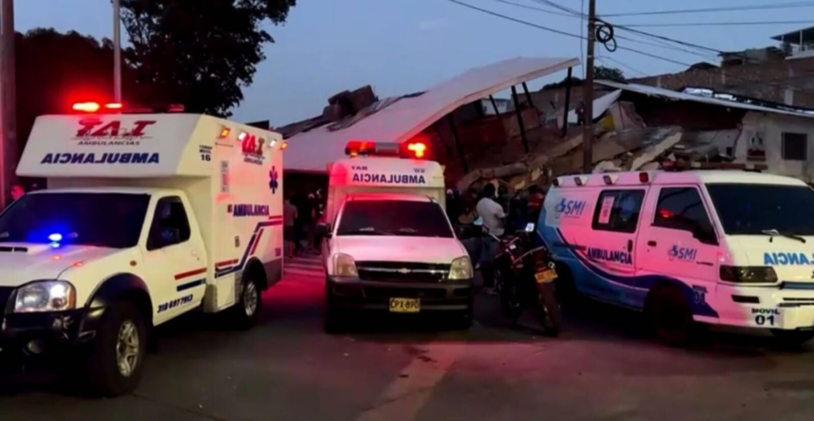 O momento em que médicos tiveram que ir às ruas na Colômbia após forte tremor O momento em que médicos tiveram que ir às ruas na Colômbia após forte tremor