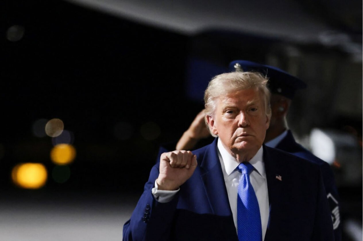 Trump promete 'esmagar' economia do Irã, mas estratégia enfrenta barreiras globais e risco de alta do petróleo