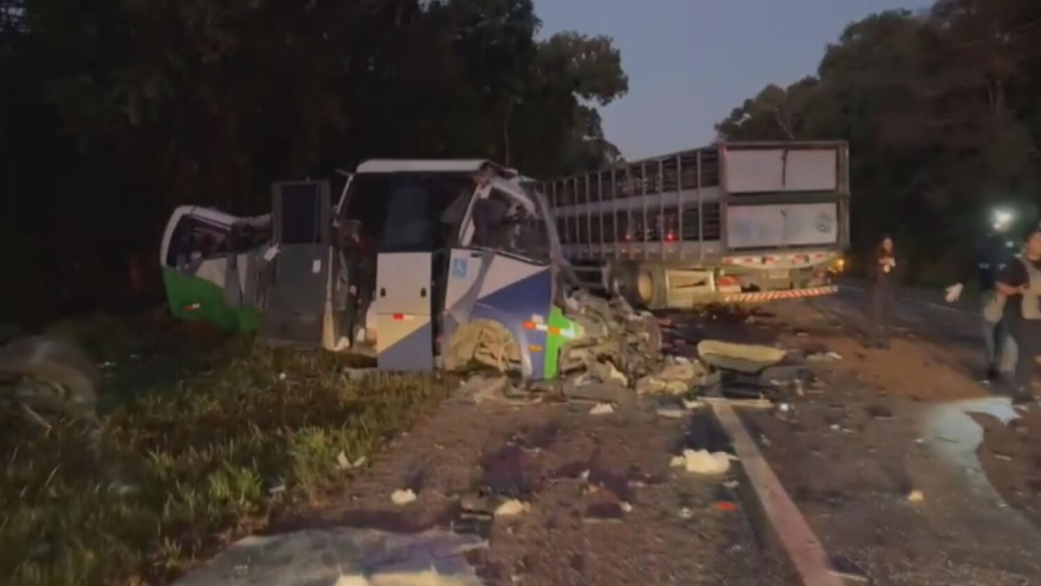Tragédia no Paraná: Colisão brutal na BR-373 deixa mais de 20 mortos na madrugada