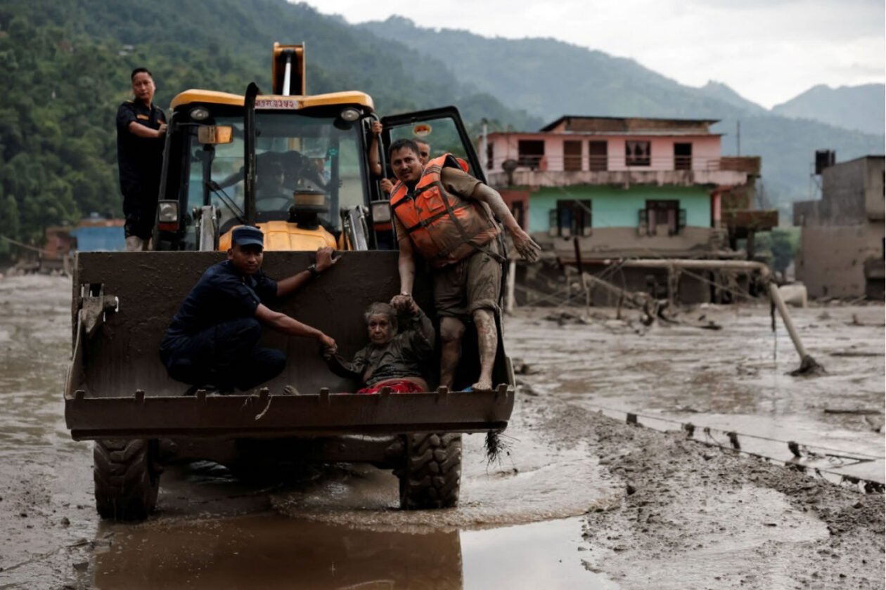 Operação no Nepal resgata 27 estrangeiros em meio a cenário devastador de inundações