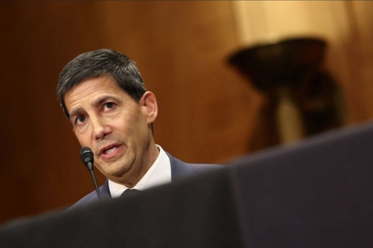 Kevin Warsh adverte que o Fed tem tarefa pendente se inflação nos EUA continuar alta