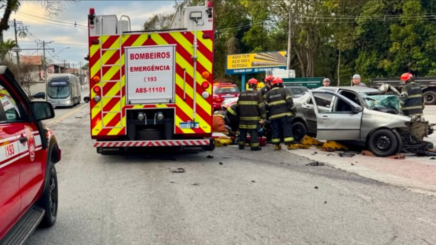 Bateu? Carro colide com ônibus e duas vítimas são socorridas em SP