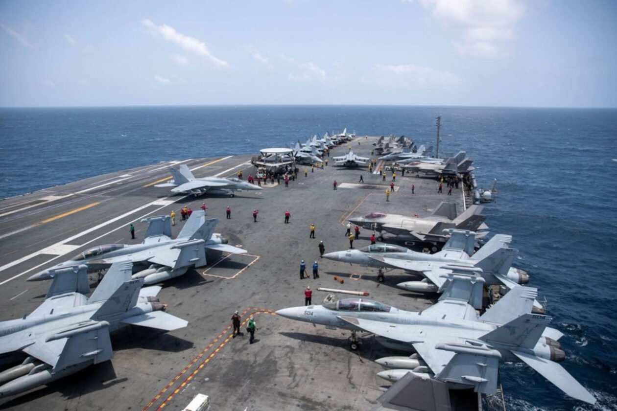 Alerta global: porta-aviões dos EUA faz parada estratégica após meses de missão Alerta global: porta-aviões dos EUA faz parada estratégica após meses de missão