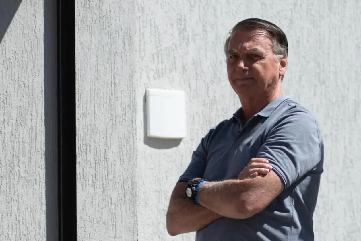 Moraes proíbe aglomerações e impõe cerco na casa de Jair Bolsonaro Moraes proíbe aglomerações e impõe cerco na casa de Jair Bolsonaro