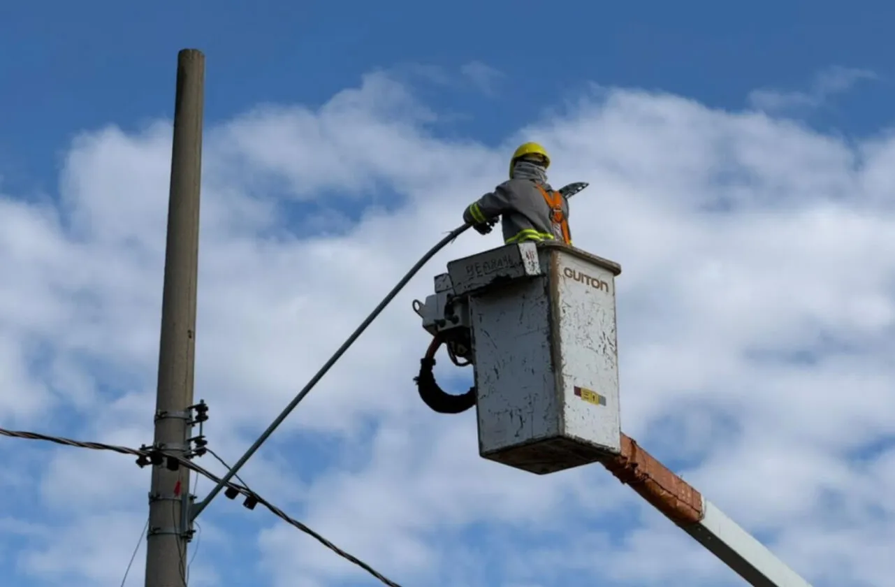 Impasse em SP: Justiça libera remoção de luminárias de postes após calote Impasse em SP: Justiça libera remoção de luminárias de postes após calote